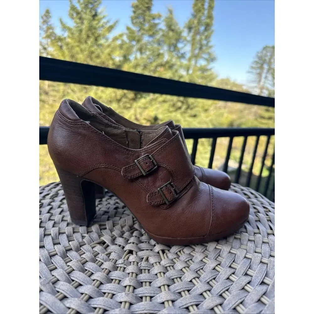 CLARKS Artisan Brown Leather BOOTIE Heels Double Buckle Zipper SIZE 8.5 Women’s